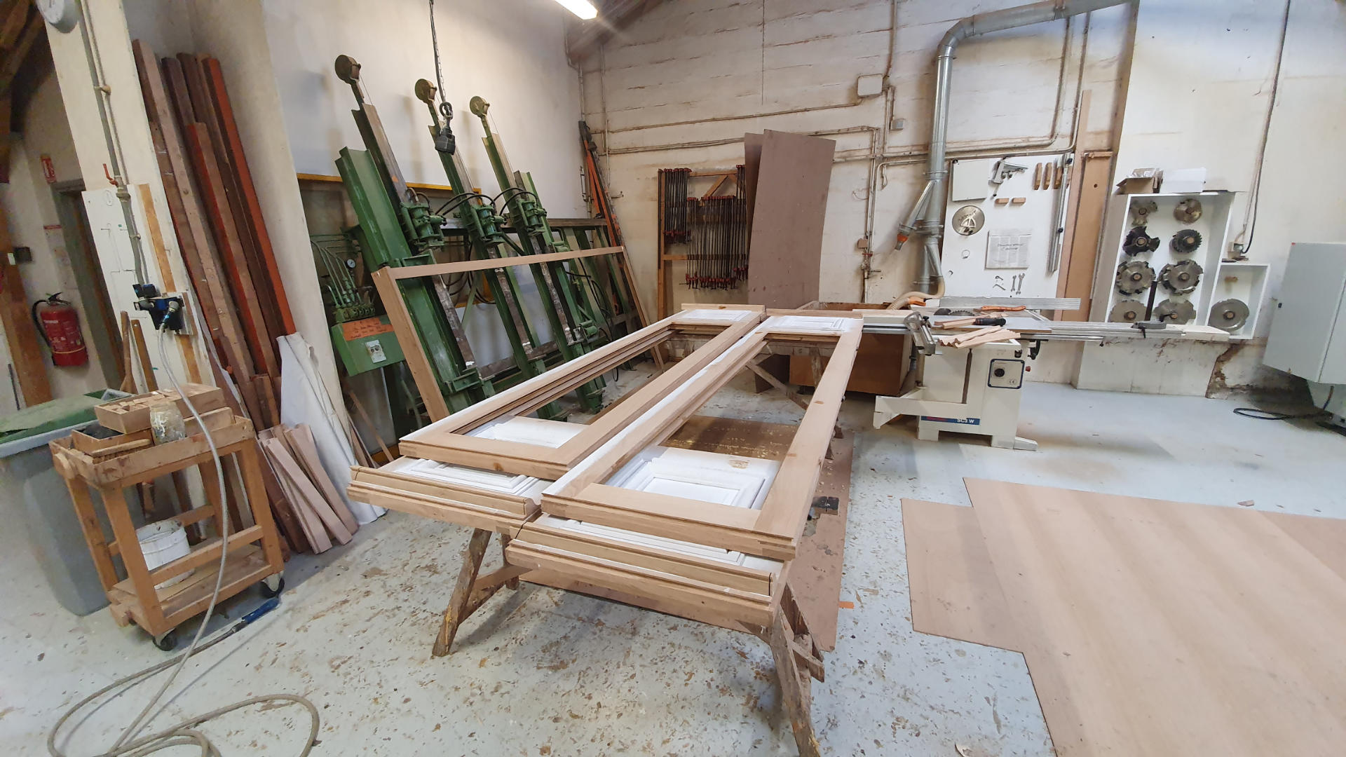 Fabrication de menuiseries en bois sur-mesure, fenêtres, portes, escaliers, parquet